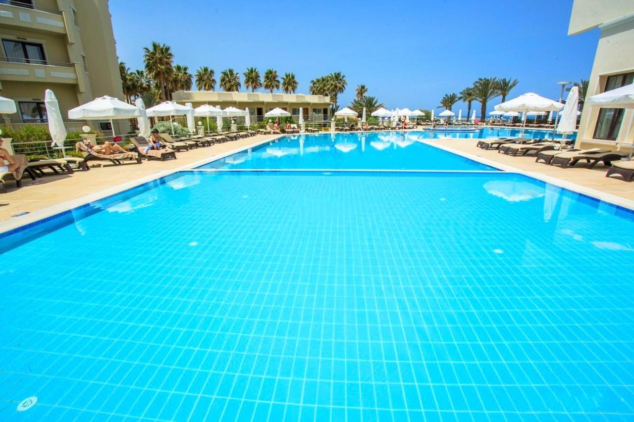 Vuni Palace Premium Hotel & Spa & Casino Beachfront Location ! Кіренія Екстер'єр фото
